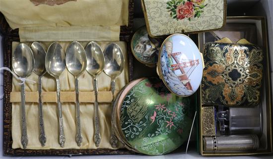 A quantity of silver and plated souvenir spoons, two cased plated sets of spoons, various enamel pill boxes, compacts etc.